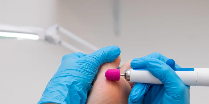 Suchá alebo mokrá pedikúra pre zdravie nôh, variant aj s masážou