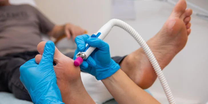 Suchá alebo mokrá pedikúra pre zdravie nôh, variant aj s masážou