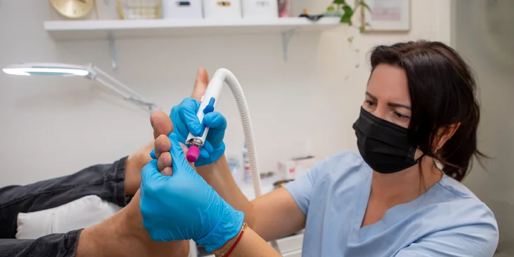 Suchá alebo mokrá pedikúra pre zdravie nôh, variant aj s masážou