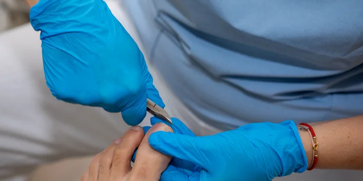 Suchá alebo mokrá pedikúra pre zdravie nôh, variant aj s masážou