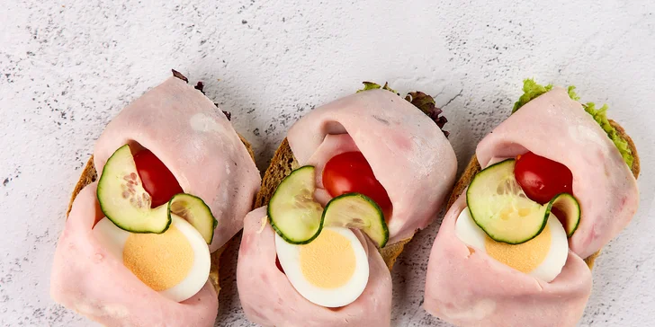 Mix obložených chlebíčkov alebo bagetový box: ideálne pohostenie do práce aj na oslavu