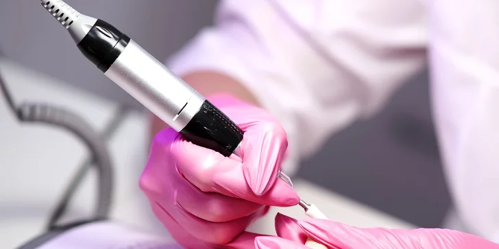 Klasická, manikúra s gél lakom aj celkom nové gélové, či akrylové nechty