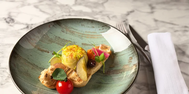 Kačacie prsia s bryndzovými arancinami, terinka z kačacej pečene a vývar