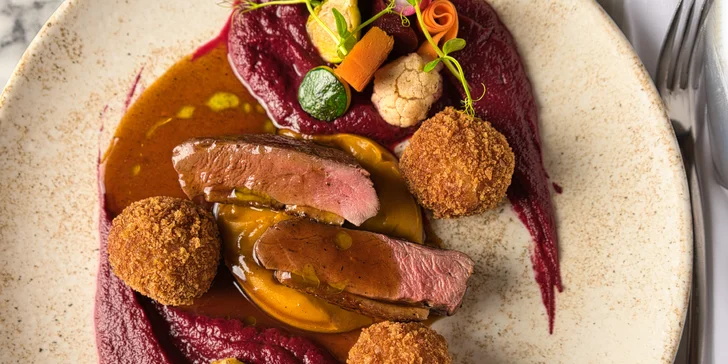 Kačacie prsia s bryndzovými arancinami, terinka z kačacej pečene a vývar