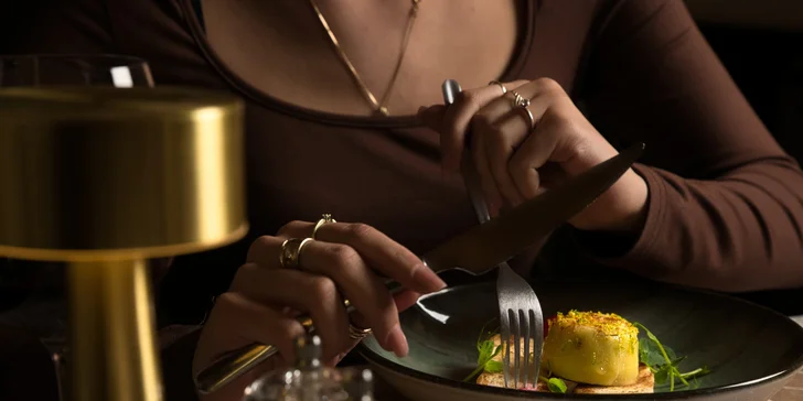 Kačacie prsia s bryndzovými arancinami, terinka z kačacej pečene a vývar