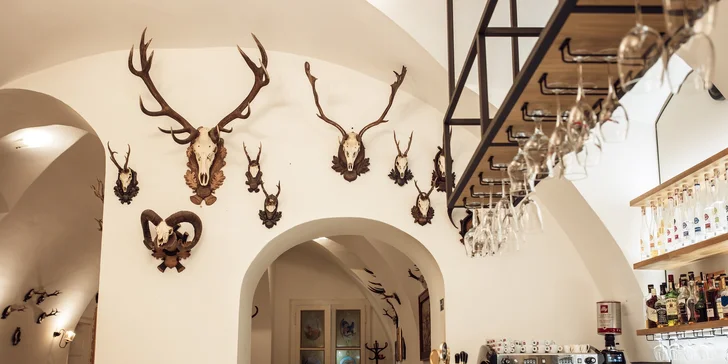 Večera a bowling pre dvoch v Kaštieli Mojmírovce ****