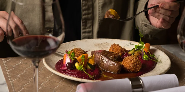 Kačacie prsia s bryndzovými arancinami, terinka z kačacej pečene a vývar