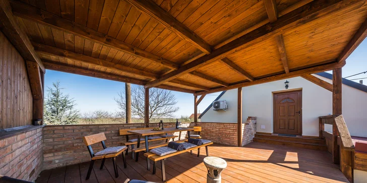 Chalupa s vinnou pivnicou na južnej Morave: gril, fľaša vína aj kôš plný dobrôt