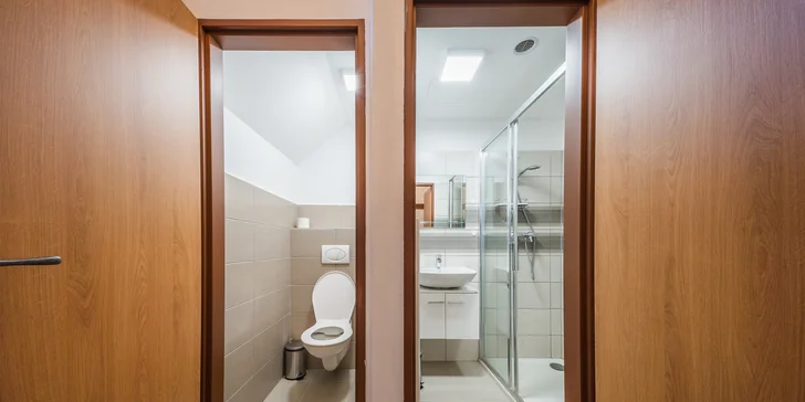 Chalupa s vinnou pivnicou na južnej Morave: gril, fľaša vína aj kôš plný dobrôt