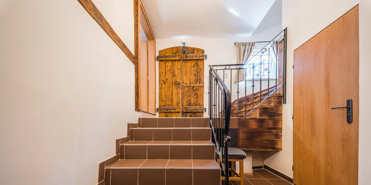 Chalupa s vinnou pivnicou na južnej Morave: gril, fľaša vína aj kôš plný dobrôt