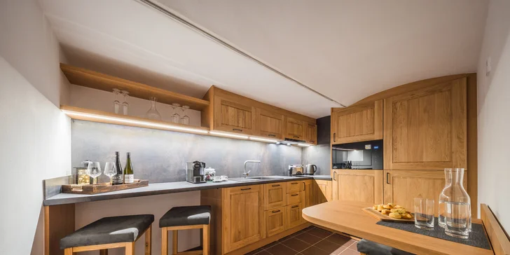 Chalupa s vinnou pivnicou na južnej Morave: gril, fľaša vína aj kôš plný dobrôt