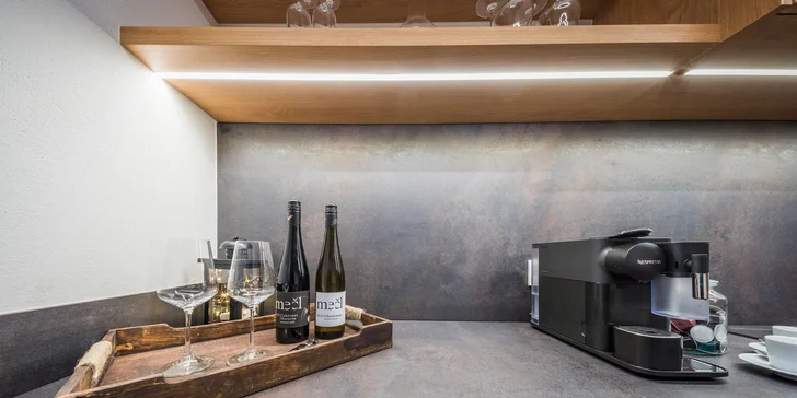 Chalupa s vinnou pivnicou na južnej Morave: gril, fľaša vína aj kôš plný dobrôt