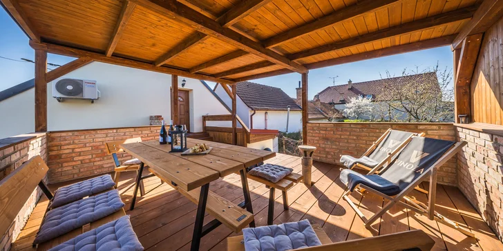 Chalupa s vinnou pivnicou na južnej Morave: gril, fľaša vína aj kôš plný dobrôt