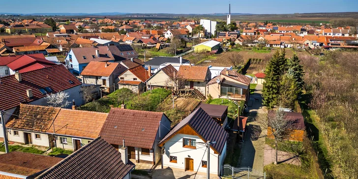 Chalupa s vinnou pivnicou na južnej Morave: gril, fľaša vína aj kôš plný dobrôt