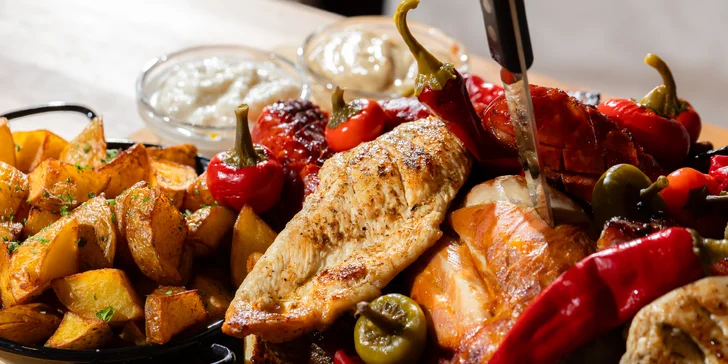 Lahodný tatársky biftek z pravej hovädzej sviečkovice, pečené koleno, šťavnaté rebierka s nápojom alebo grill misa pre 2 – 4 osoby