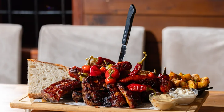 Lahodný tatársky biftek z pravej hovädzej sviečkovice, pečené koleno, šťavnaté rebierka s nápojom alebo grill misa pre 2 – 4 osoby