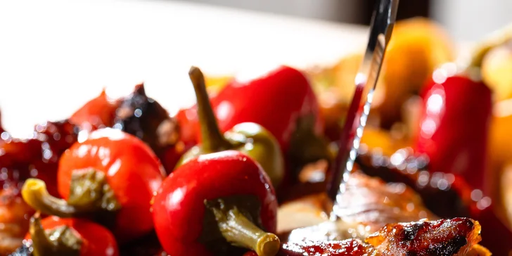 Lahodný tatársky biftek z pravej hovädzej sviečkovice, pečené koleno, šťavnaté rebierka s nápojom alebo grill misa pre 2 – 4 osoby