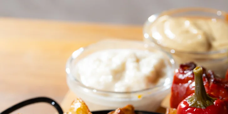 Lahodný tatársky biftek z pravej hovädzej sviečkovice, pečené koleno, šťavnaté rebierka s nápojom alebo grill misa pre 2 – 4 osoby