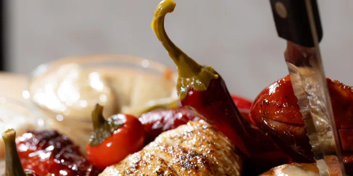 Lahodný tatársky biftek z pravej hovädzej sviečkovice, pečené koleno, šťavnaté rebierka s nápojom alebo grill misa pre 2 – 4 osoby