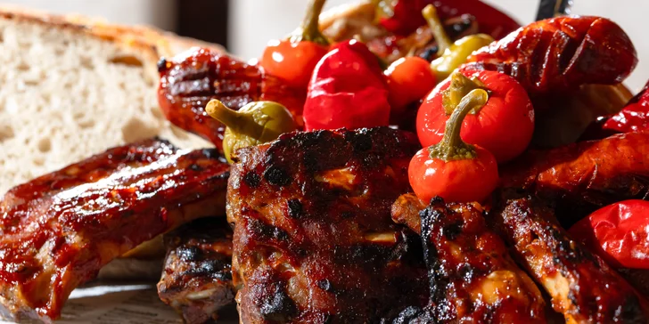 Lahodný tatársky biftek z pravej hovädzej sviečkovice, pečené koleno, šťavnaté rebierka s nápojom alebo grill misa pre 2 – 4 osoby