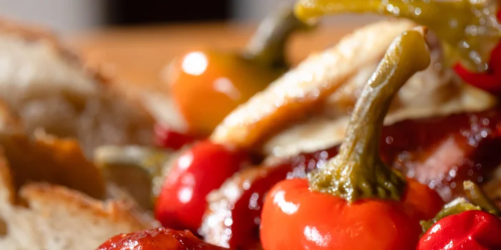 Lahodný tatársky biftek z pravej hovädzej sviečkovice, pečené koleno, šťavnaté rebierka s nápojom alebo grill misa pre 2 – 4 osoby