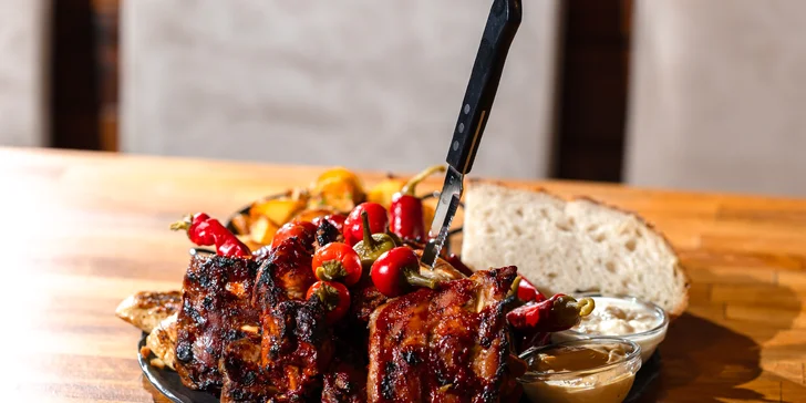 Lahodný tatársky biftek z pravej hovädzej sviečkovice, pečené koleno, šťavnaté rebierka s nápojom alebo grill misa pre 2 – 4 osoby