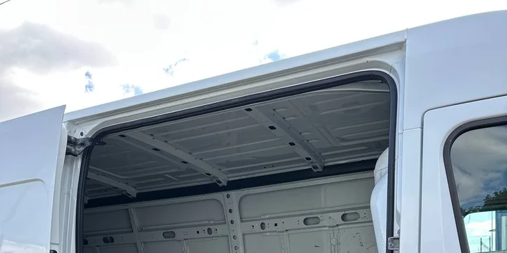 Pohodlné cestovanie pre vašu partiu aj pracovný tím: prenájom mikrobusov a úžitkových áut