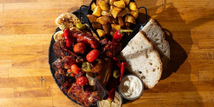 Lahodný tatársky biftek z pravej hovädzej sviečkovice, pečené koleno, šťavnaté rebierka s nápojom alebo grill misa pre 2 – 4 osoby