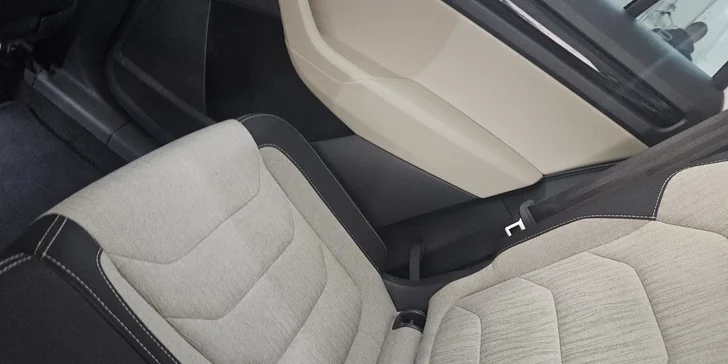 Mega umytie osobného vozidla, tepovanie interiéru a umytie exteriéru alebo dvojkrokové leštenie a ošetrenie keramickým voskom