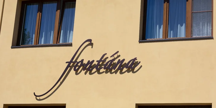 Pobyt v srdci Poděbrad: raňajky a fľaša vína, varianta vrátane wellness a masáže