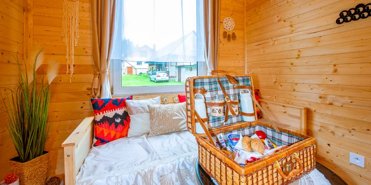 Užite si malý kúsok raja v plne vybavenom domčeku s terasou, ohniskom a raňajkami v piknikovom koši