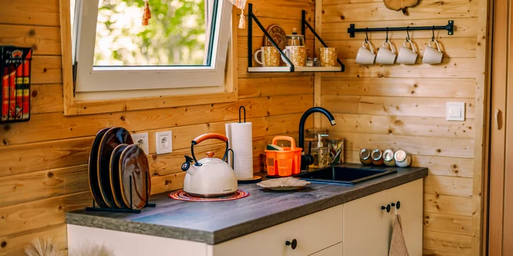 Užite si malý kúsok raja v plne vybavenom domčeku s terasou, ohniskom a raňajkami v piknikovom koši