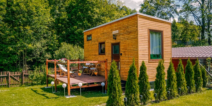 Užite si malý kúsok raja v plne vybavenom domčeku s terasou, ohniskom a raňajkami v piknikovom koši