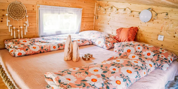 Užite si malý kúsok raja v plne vybavenom domčeku s terasou, ohniskom a raňajkami v piknikovom koši