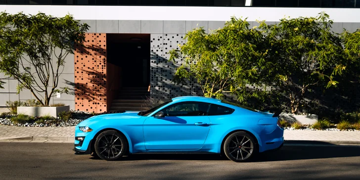 Zážitková jazda na Ford Mustang V8 GT500, Lamborghini Gallardo a Ferrari California T v premávke