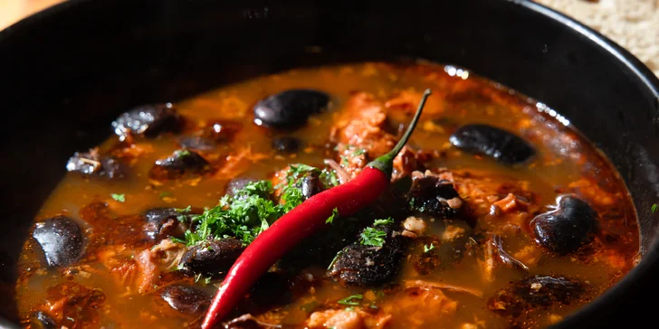 Maďarský guláš, fazuľová polievka a nápoj v centre Bratislavy pre 1 alebo 2 osoby