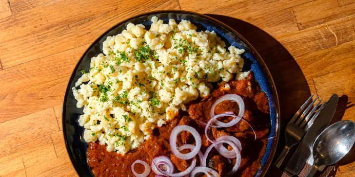 Maďarský guláš, fazuľová polievka a nápoj v centre Bratislavy pre 1 alebo 2 osoby