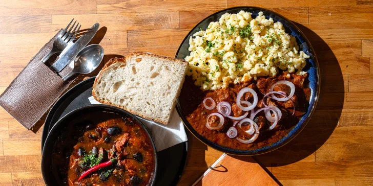 Maďarský guláš, fazuľová polievka a nápoj v centre Bratislavy pre 1 alebo 2 osoby