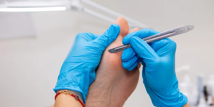 Suchá alebo mokrá pedikúra pre zdravie nôh, variant aj s masážou