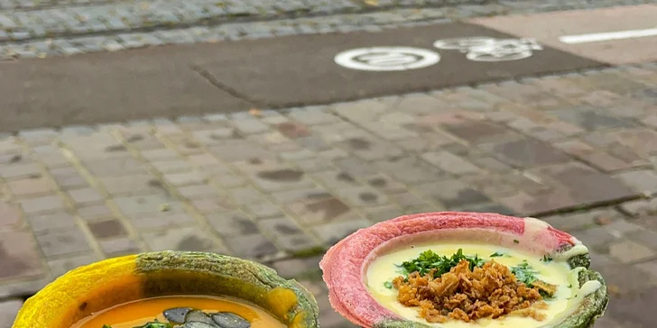 Rôzne druhy polievok v chlebovom poháriku v Soupculture Prešov