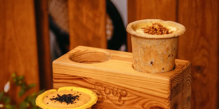 Rôzne druhy polievok v chlebovom poháriku v Soupculture Prešov