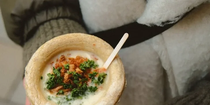 Rôzne druhy polievok v chlebovom poháriku v Soupculture Prešov