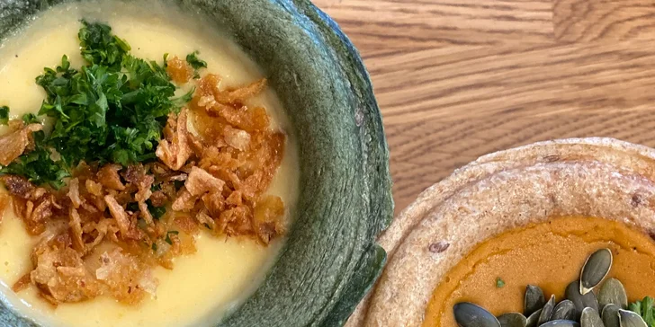 Rôzne druhy polievok v chlebovom poháriku v Soupculture Prešov