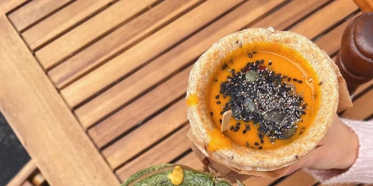 Rôzne druhy polievok v chlebovom poháriku v Soupculture Prešov