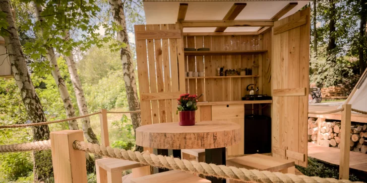 Zážitkové nocovanie vo vybavenom teepee: sprcha s teplou vodou, solárna elektrina aj kúpací sud