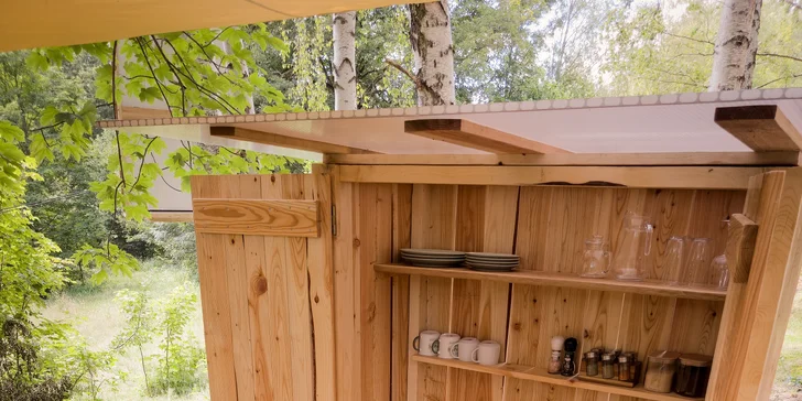 Zážitkové nocovanie vo vybavenom teepee: sprcha s teplou vodou, solárna elektrina aj kúpací sud