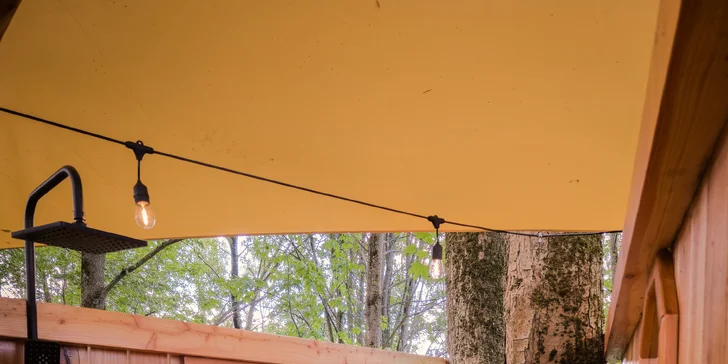 Zážitkové nocovanie vo vybavenom teepee: sprcha s teplou vodou, solárna elektrina aj kúpací sud