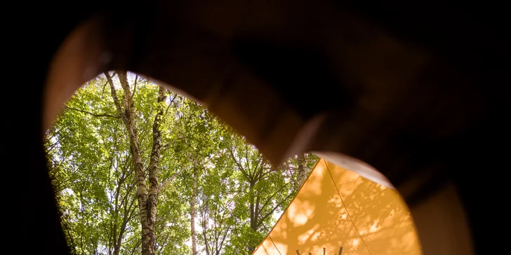 Zážitkové nocovanie vo vybavenom teepee: sprcha s teplou vodou, solárna elektrina aj kúpací sud