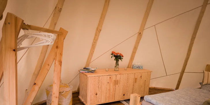 Zážitkové nocovanie vo vybavenom teepee: sprcha s teplou vodou, solárna elektrina aj kúpací sud