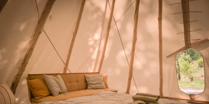 Zážitkové nocovanie vo vybavenom teepee: sprcha s teplou vodou, solárna elektrina aj kúpací sud